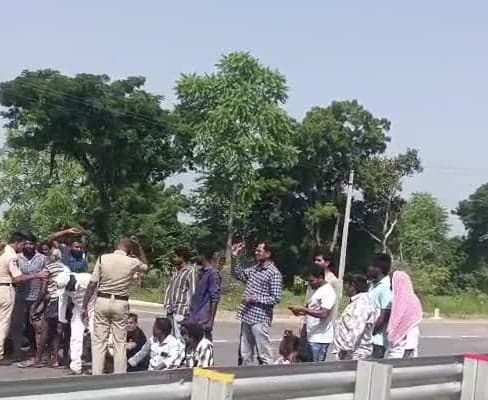 అండర్పాస్ కోసం గ్రామస్థుల ధర్నా - Udayam