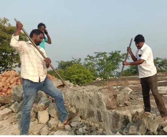 నడికూడ గుట్టపై అక్రమ నిర్మాణాల కూల్చివేత - Udayam