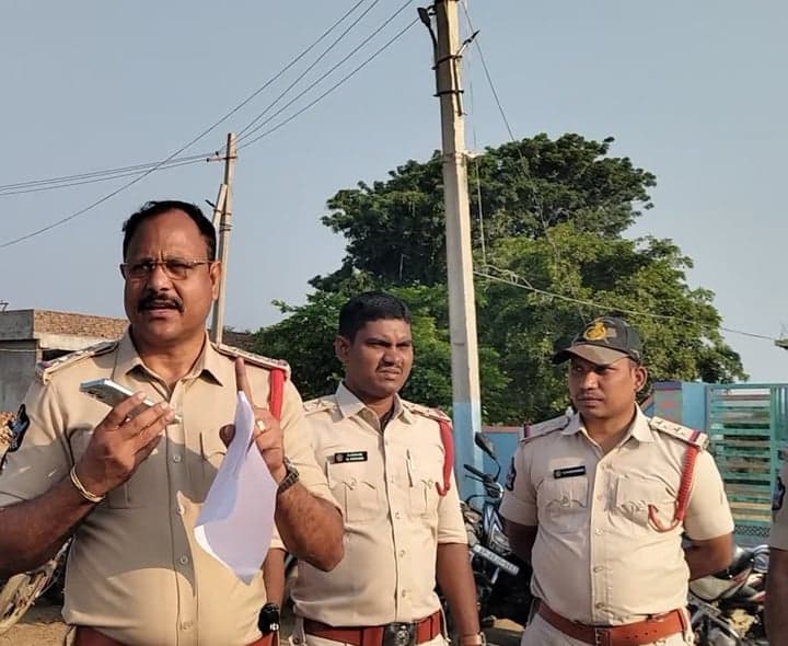మాదినపాడులో 30 బైకులు స్వాధీనం - Udayam
