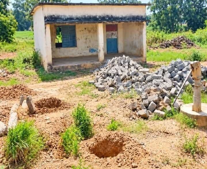 మూతపడిన పాఠశాలకు రూ.10 లక్షలతో ప్రహరీ! - Udayam