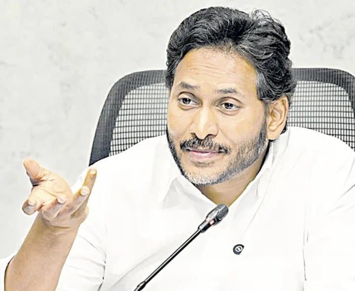 పోలిసు వాహనంపై జగన్ ప్రశ్నలు - Udayam