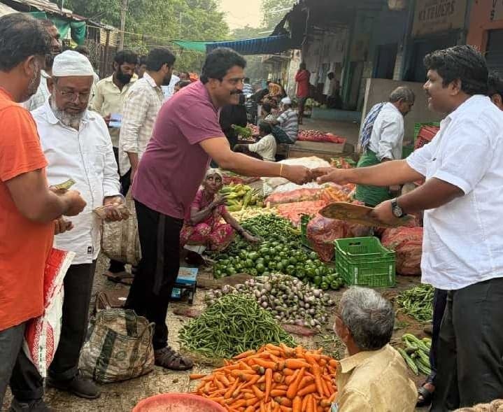 కూరగాయల మార్కెట్లో వైసీపీ ప్రచారం - Udayam