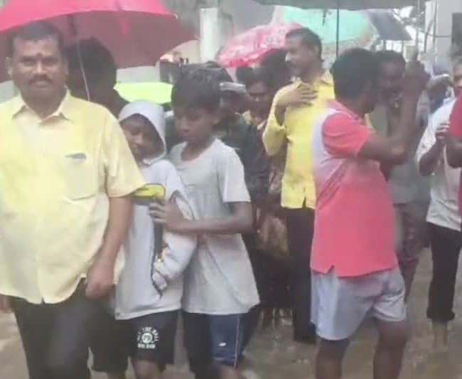నీటమునిగిన గ్రామంలో ఎమ్మెల్యే పర్యటన - Udayam