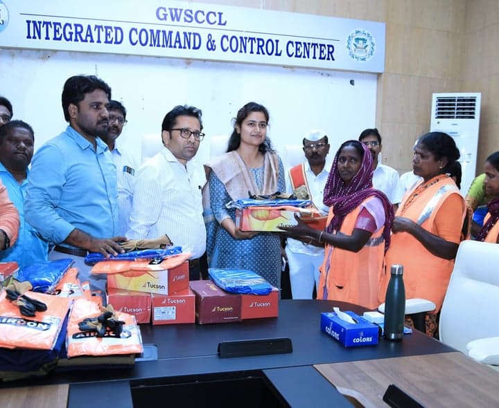 పారిశుద్ధ్య కార్మికులకు యూనిఫార్మ్స్, రక్షణ పరికరాల పంపిణీ - gallery image 3