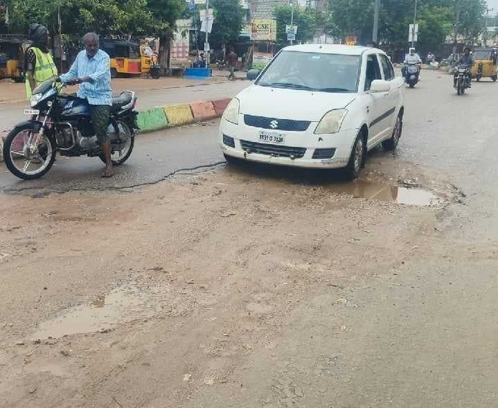 గద్వాలలో ప్రమాదకరంగా గుంతలు - Udayam