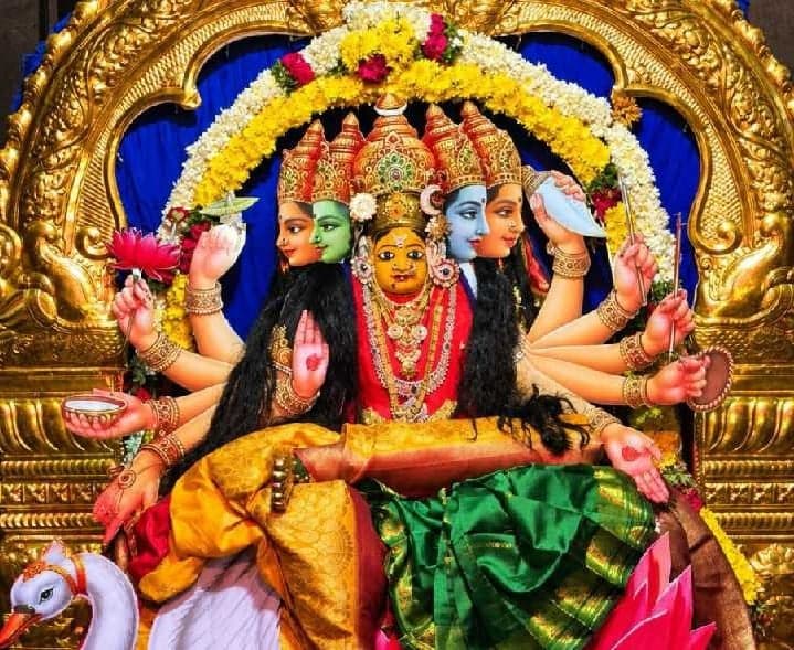 గాయత్రీ దేవి అలంకరణలో పోచమ్మ తల్లి - Udayam