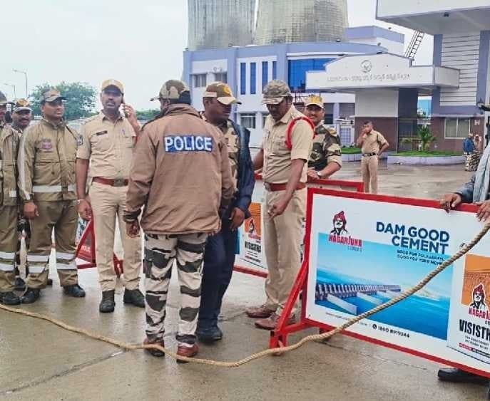 మణుగూరు బీటీపీఎస్ వద్ద ధర్నా - Udayam