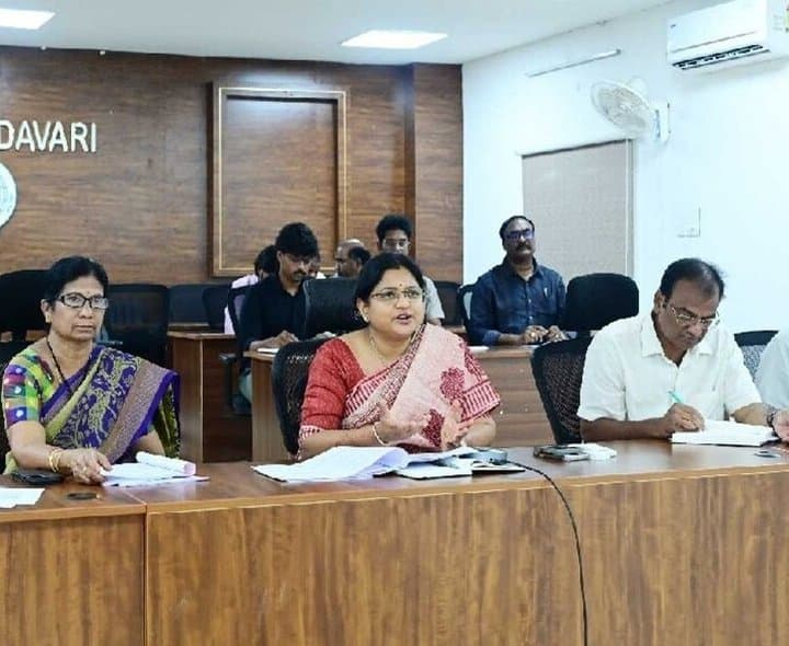 ఓటర్ల గుర్తింపుపై కలెక్టర్ కీలక ఆదేశాలు - Udayam