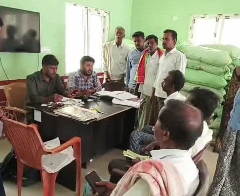 తంబళ్లపల్లెలో రైతులకు e-Kyc తప్పనిసరి - Udayam