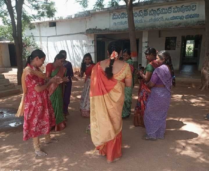 అంగన్వాడీ కేంద్రంలో బతుకమ్మ సంబరాలు - Udayam