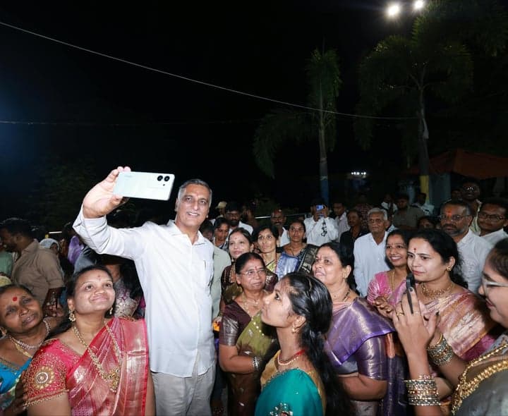 సిద్దిపేట కోమటి చెరువులో బతుకమ్మ సంబరాలు - gallery image 2