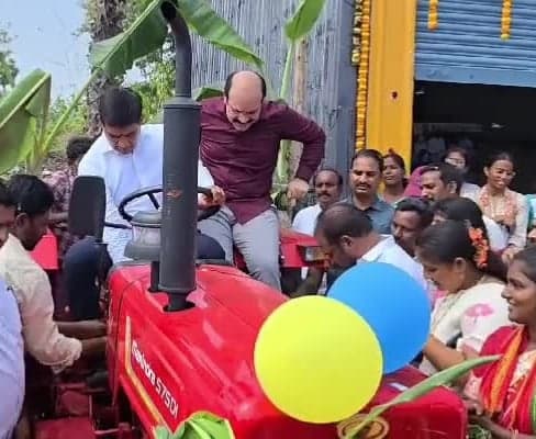 దత్తిరాజేరులో ట్రాక్టర్ నడిపిన మంత్రి - Udayam