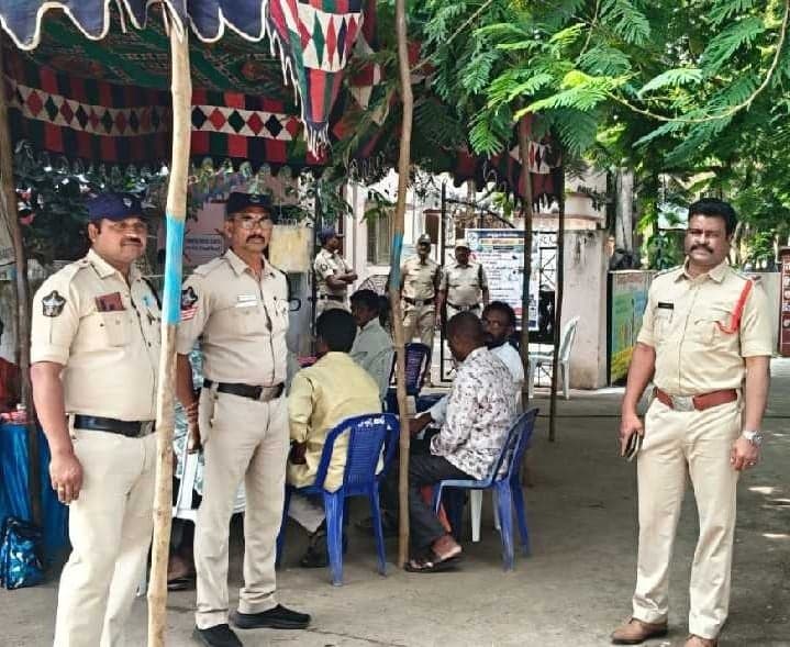 తాళ్లపూడిలో రెండో రోజు నామినేషన్లు - Udayam