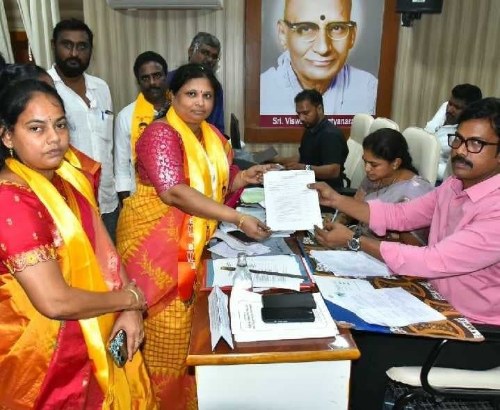 బాపులపాడు, ఉంగుటూరులో నామినేషన్ల జోరు - Udayam