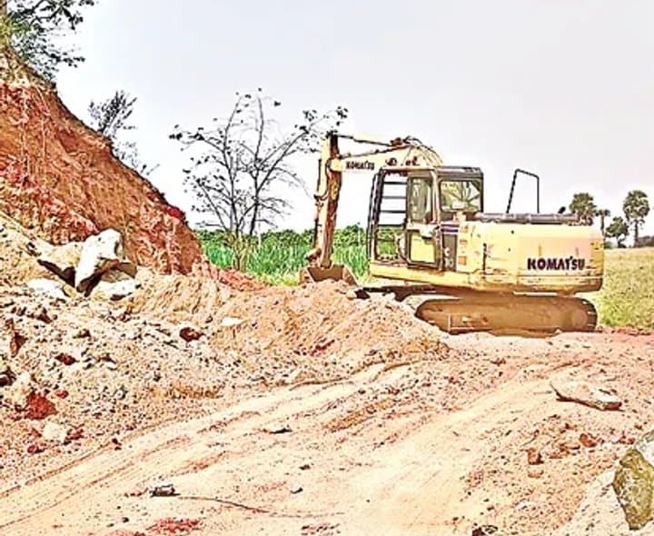 డిండి కాలువల వద్ద మట్టి మాఫియా - Udayam Digital