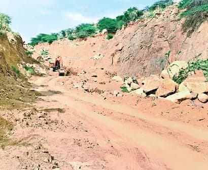 కొండల తవ్వకాలు.. అధికారుల మౌనం - Udayam