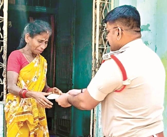 అంత్యక్రియలకు సీఐ ఆర్థిక సాయం - Udayam