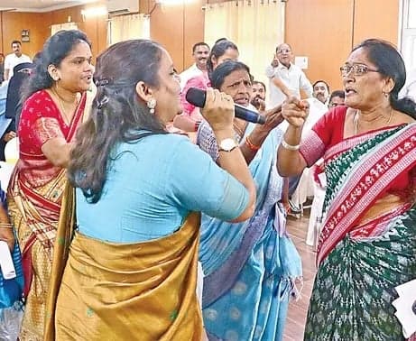 ఇందిరమ్మ ఇళ్ల వసూళ్ల రగడ - Udayam