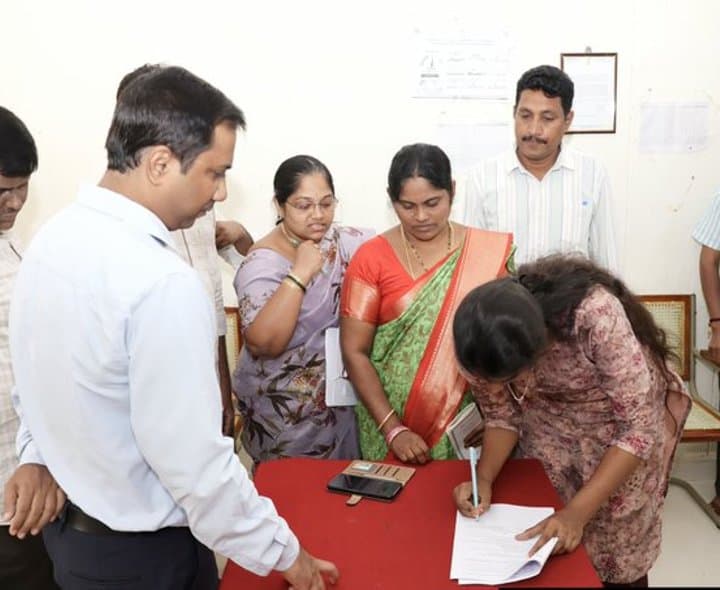ఓటర్ల జాబితాలో అనామలీస్పై నజర్ - gallery image 2