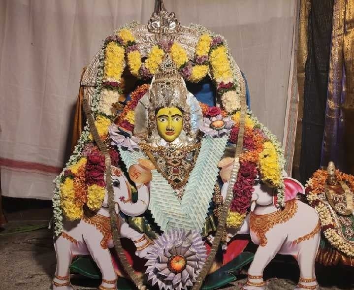 పెరవలిలో మహాలక్ష్మీదేవిగా అమ్మవారు - Udayam