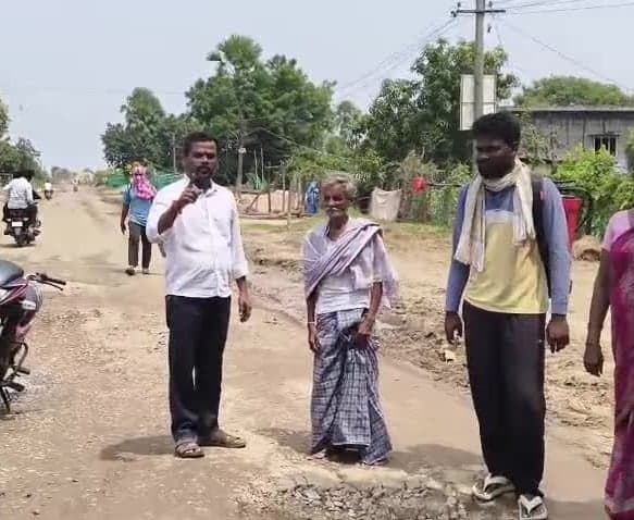 గుంతల రోడ్డుతో ప్రయాణికుల అవస్థలు - Udayam