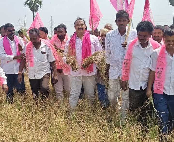 ఎండిపోతున్న పంటలను కాపాడాలి: బొల్లం - Udayam