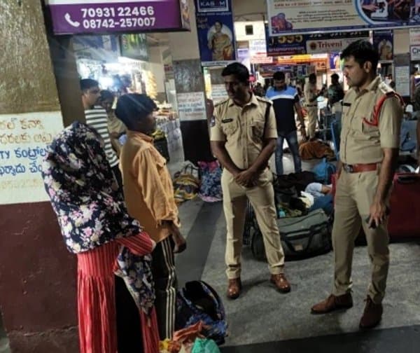 భద్రాచలంలో పోలీసుల ఆకస్మిక తనిఖీలు - Udayam Digital