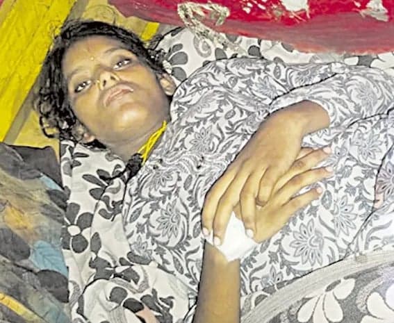 మాసిన మానవత్వం.. బస్సులో ప్రసవం - Udayam