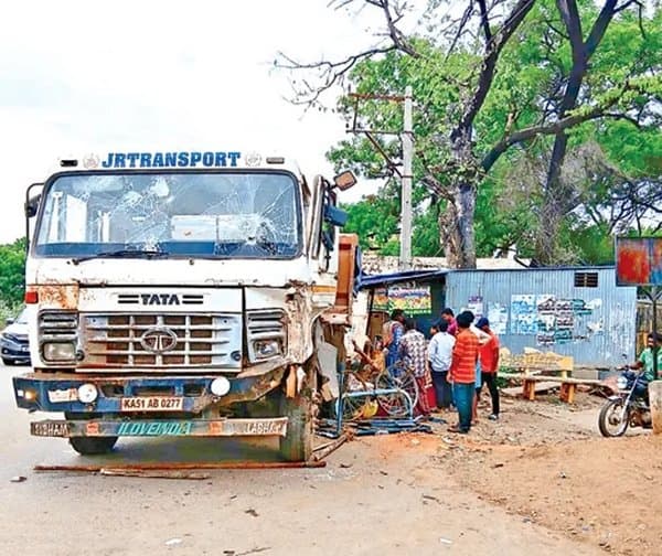 లారీ బీభత్సం: ముగ్గురి జీవితాల్లో చీకటి - Udayam Digital