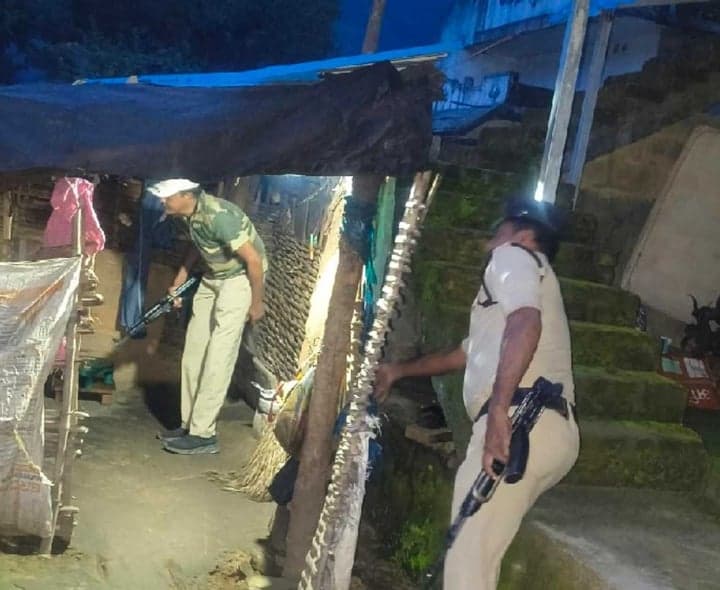 బూదరాళ్లలో పోలీసుల విస్తృత తనిఖీలు - Udayam