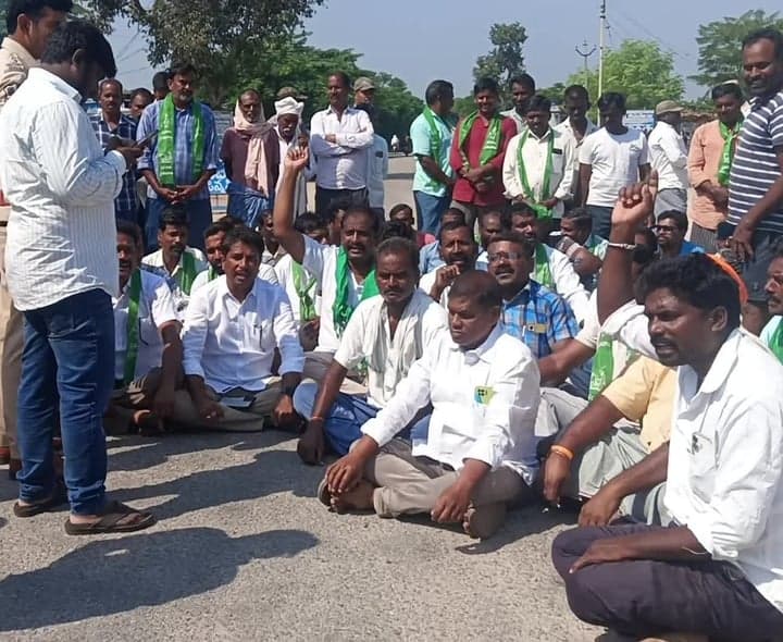 ప్రధాన రహదారిపై రైతుల ధర్నా - Udayam