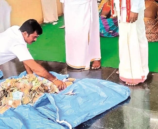 హుండీలో రూ.25 వేల నగదు బూజుపట్టిన వైనం - Udayam