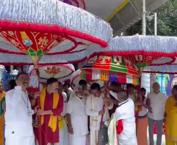 తిరుమల శ్రీవారికి గొడుగుల కానుక - Udayam