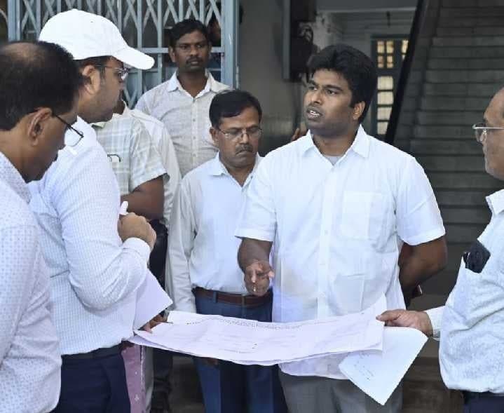ఏయూలో ఎన్నికల ఏర్పాట్ల పరిశీలన - Udayam