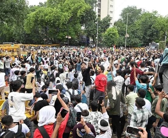 విద్యార్థిపై నోటీసుతో సుప్రీంకోర్టు ఆగ్రహం - Udayam