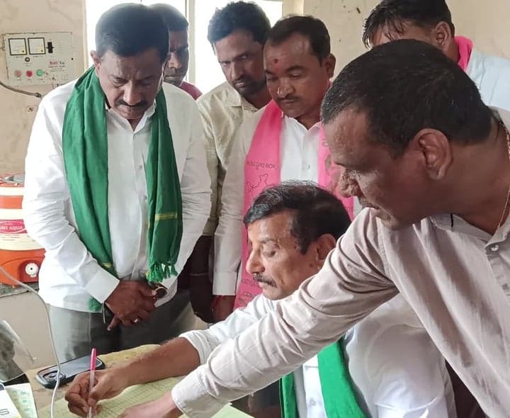 విద్యుత్ కోతలపై రైతుల ధర్నా - Udayam