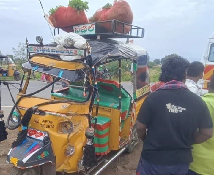 ట్రాక్టర్ను ఢీకొన్న ఆటో.. ఇద్దరికి గాయాలు