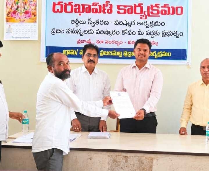 స్కూల్లో తరగతి గదులు నిర్మించాలని వినతి - Udayam