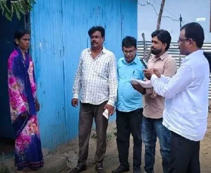 పుల్కల్లో పింఛన్ దరఖాస్తుల పరిశీలన - Udayam