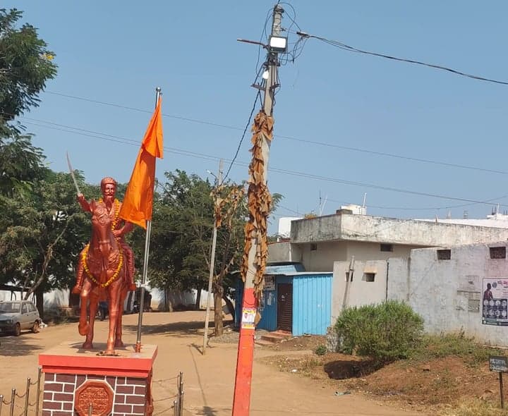 చిట్యాల్లో పగటిపూట వెలుగుతున్న వీధి దీపాలు - Udayam