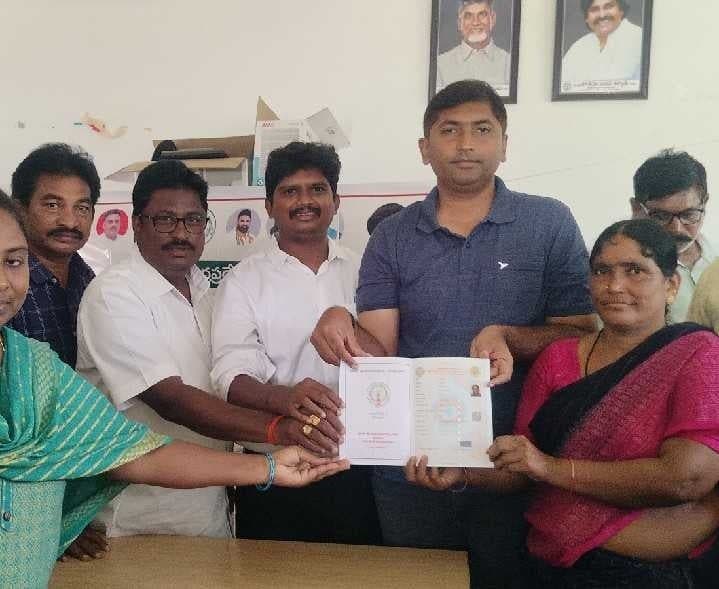 లింగపాలెంలో 1,752 మంది రైతులకు పాస్పుస్తకాలు - Udayam