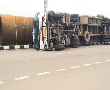 గౌరీపట్నం వద్ద హైవేపై లారీ బోల్తా
