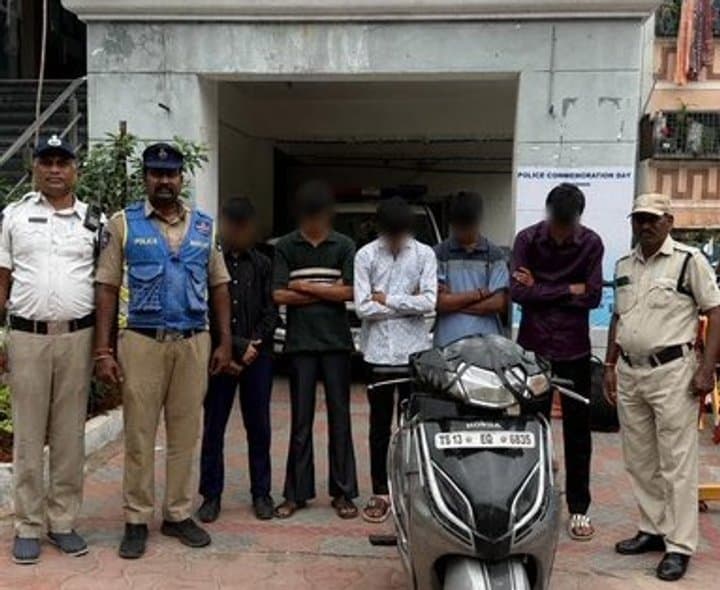 ట్రాఫిక్ ఉల్లంఘన.. ఐదుగురు అదుపులోకి - Udayam