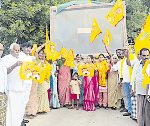 ఇసుక రవాణాకు గ్రామస్తుల బ్రేక్ - Udayam Digital