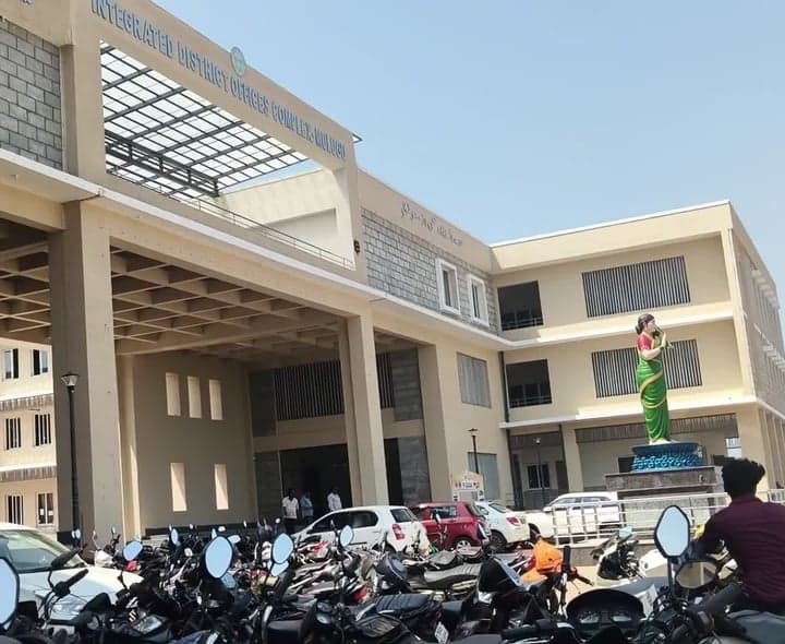 ములుగు ఐడీఓసీలో పార్కింగ్, గార్డెన్ ఏవీ? - Udayam
