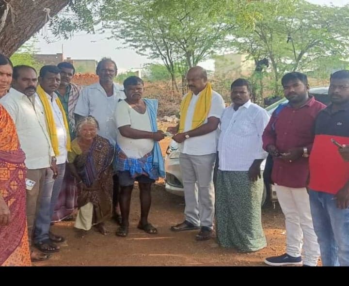 ముదిగుబ్బలో పింఛన్ల పంపిణీ - Udayam