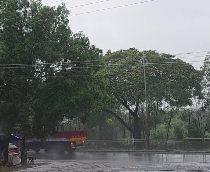 గాజువాక పరిసరాల్లో గాలివాన - Udayam
