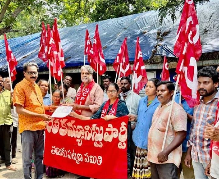 ధరలు తగ్గించాలని తణుకులో ధర్నా
