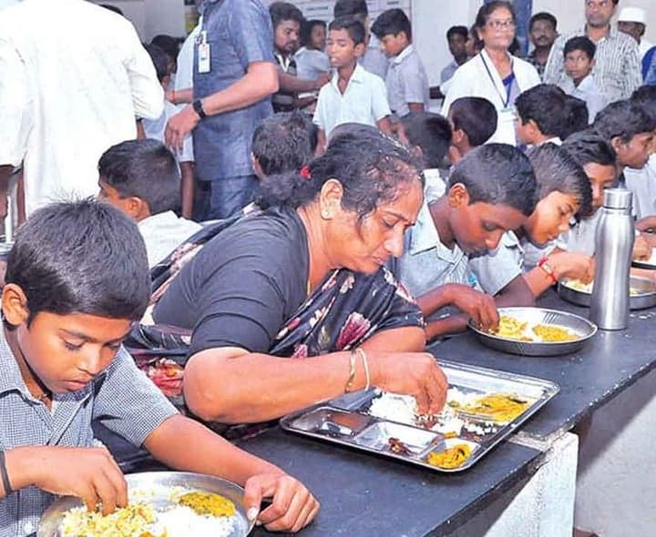 బీసీ హాస్టళ్లలో డైట్ ఛార్జీలు పెంపు - Udayam