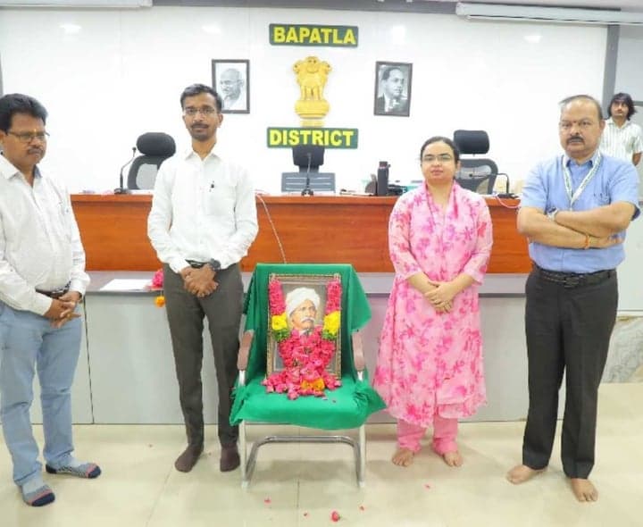 బాపట్ల కలెక్టరేట్లో గురజాడకు నివాళులు - Udayam